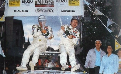 Massimo "Miki" Biasion - Tiziano Siviero
23º Olympus Rally 1988. Lancia Delta Integrale. Clasificado 1º.
El Rally tenia un total de 1,509.40 Km de los que 505.89 Km divididos en 38 tramos, eran especiales, (2 de ellas fueron canceladas, SS21 y SS28 California Road 1 y 2 de 22,01 Km).
Se inscribieron 29 equipos, tomaron la salida 29, finalizaron 21.@
Palabras clave: Miki_Biasion;Lancia;Delta;Integrale;Olympus;1988;Personajes