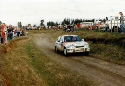 Sepp Haider - Ferdinand (Ferdi) Hinterleitner
18º Rothmans Rally de Nueva Zelanda 1988. Opel Kadett GSI (OPEL 1). Clasificado 1º.

En este rally los ingenieros de Opel, analizando los datos, se dieron cuenta de que Haider había hecho casi 100 kilómetros más del recorrido del rally. 
¿Motivo? El Kadett de dos ruedas motrices no llevaba control de tracción, lógicamente, y el rally se disputó en un terreno bastante embarrado. Esos 100 km extra fueron el resultado de las vueltas de más que dieron las ruedas delanteras patinando en busca del grip.

Del 9 al 12 de Julio, Auckland, Nueva Zelanda.
Superficie: tierra.

El Rally tenia un total de 1,975.43 Km de los que 614.56 Km divididos en 40 tramos eran especiales, (una de ellas fue cancelada SS5 City Arena de 3,90 Km).

Se inscribieron 51 equipos, tomaron la salida 51, finalizaron 24.
@
Palabras clave: Opel;Kadett;GSI;Nueva_Zelanda;1988