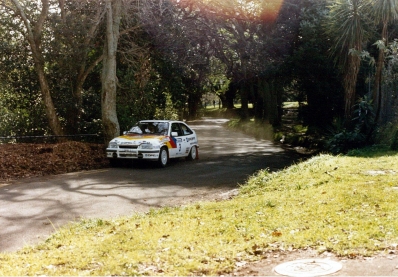 Sepp Haider - Ferdinand (Ferdi) Hinterleitner
18º Rothmans Rally de Nueva Zelanda 1988. Opel Kadett GSI (OPEL 1). Clasificado 1º.

En este rally los ingenieros de Opel, analizando los datos, se dieron cuenta de que Haider había hecho casi 100 kilómetros más del recorrido del rally. 
¿Motivo? El Kadett de dos ruedas motrices no llevaba control de tracción, lógicamente, y el rally se disputó en un terreno bastante embarrado. Esos 100 km extra fueron el resultado de las vueltas de más que dieron las ruedas delanteras patinando en busca del grip.

Del 9 al 12 de Julio, Auckland, Nueva Zelanda.
Superficie: tierra.

El Rally tenia un total de 1,975.43 Km de los que 614.56 Km divididos en 40 tramos eran especiales, (una de ellas fue cancelada SS5 City Arena de 3,90 Km).

Se inscribieron 51 equipos, tomaron la salida 51, finalizaron 24.
@
Palabras clave: Opel;Kadett;GSI;Nueva_Zelanda;1988