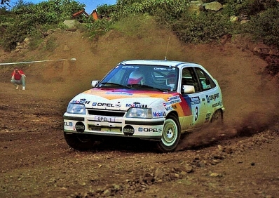 Sepp Haider - Ferdinand (Ferdi) Hinterleitner
18º Rothmans Rally de Nueva Zelanda 1988. Opel Kadett GSI (OPEL 1). Clasificado 1º.

En este rally los ingenieros de Opel, analizando los datos, se dieron cuenta de que Haider había hecho casi 100 kilómetros más del recorrido del rally. 
¿Motivo? El Kadett de dos ruedas motrices no llevaba control de tracción, lógicamente, y el rally se disputó en un terreno bastante embarrado. Esos 100 km extra fueron el resultado de las vueltas de más que dieron las ruedas delanteras patinando en busca del grip.

Del 9 al 12 de Julio, Auckland, Nueva Zelanda.
Superficie: tierra.

El Rally tenia un total de 1,975.43 Km de los que 614.56 Km divididos en 40 tramos eran especiales, (una de ellas fue cancelada SS5 City Arena de 3,90 Km).

Se inscribieron 51 equipos, tomaron la salida 51, finalizaron 24.
@
Palabras clave: Opel;Kadett;GSI;Nueva_Zelanda;1988