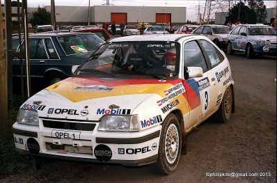 Sepp Haider - Ferdinand (Ferdi) Hinterleitner
18º Rothmans Rally de Nueva Zelanda 1988. Opel Kadett GSI (OPEL 1). Clasificado 1º.

En este rally los ingenieros de Opel, analizando los datos, se dieron cuenta de que Haider había hecho casi 100 kilómetros más del recorrido del rally. 
¿Motivo? El Kadett de dos ruedas motrices no llevaba control de tracción, lógicamente, y el rally se disputó en un terreno bastante embarrado. Esos 100 km extra fueron el resultado de las vueltas de más que dieron las ruedas delanteras patinando en busca del grip.

Del 9 al 12 de Julio, Auckland, Nueva Zelanda.
Superficie: tierra.

El Rally tenia un total de 1,975.43 Km de los que 614.56 Km divididos en 40 tramos eran especiales, (una de ellas fue cancelada SS5 City Arena de 3,90 Km).

Se inscribieron 51 equipos, tomaron la salida 51, finalizaron 24.
@
Palabras clave: Opel;Kadett;GSI;Nueva_Zelanda;1988;Parque_Cerrado