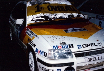 Sepp Haider - Ferdinand (Ferdi) Hinterleitner
18º Rothmans Rally de Nueva Zelanda 1988. Opel Kadett GSI (OPEL 1). Clasificado 1º.

En este rally los ingenieros de Opel, analizando los datos, se dieron cuenta de que Haider había hecho casi 100 kilómetros más del recorrido del rally. 
¿Motivo? El Kadett de dos ruedas motrices no llevaba control de tracción, lógicamente, y el rally se disputó en un terreno bastante embarrado. Esos 100 km extra fueron el resultado de las vueltas de más que dieron las ruedas delanteras patinando en busca del grip.

Del 9 al 12 de Julio, Auckland, Nueva Zelanda.
Superficie: tierra.

El Rally tenia un total de 1,975.43 Km de los que 614.56 Km divididos en 40 tramos eran especiales, (una de ellas fue cancelada SS5 City Arena de 3,90 Km).

Se inscribieron 51 equipos, tomaron la salida 51, finalizaron 24.
@
Palabras clave: Opel;Kadett;GSI;Nueva_Zelanda;1988