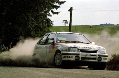 Sepp Haider - Ferdinand (Ferdi) Hinterleitner
18º Rothmans Rally de Nueva Zelanda 1988. Opel Kadett GSI (OPEL 1). Clasificado 1º.

En este rally los ingenieros de Opel, analizando los datos, se dieron cuenta de que Haider había hecho casi 100 kilómetros más del recorrido del rally. 
¿Motivo? El Kadett de dos ruedas motrices no llevaba control de tracción, lógicamente, y el rally se disputó en un terreno bastante embarrado. Esos 100 km extra fueron el resultado de las vueltas de más que dieron las ruedas delanteras patinando en busca del grip.

Del 9 al 12 de Julio, Auckland, Nueva Zelanda.
Superficie: tierra.

El Rally tenia un total de 1,975.43 Km de los que 614.56 Km divididos en 40 tramos eran especiales, (una de ellas fue cancelada SS5 City Arena de 3,90 Km).

Se inscribieron 51 equipos, tomaron la salida 51, finalizaron 24.
@
Palabras clave: Opel;Kadett;GSI;Nueva_Zelanda;1988