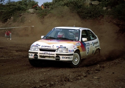 Sepp Haider - Ferdinand (Ferdi) Hinterleitner
18º Rothmans Rally de Nueva Zelanda 1988. Opel Kadett GSI (OPEL 1). Clasificado 1º.

En este rally los ingenieros de Opel, analizando los datos, se dieron cuenta de que Haider había hecho casi 100 kilómetros más del recorrido del rally. 
¿Motivo? El Kadett de dos ruedas motrices no llevaba control de tracción, lógicamente, y el rally se disputó en un terreno bastante embarrado. Esos 100 km extra fueron el resultado de las vueltas de más que dieron las ruedas delanteras patinando en busca del grip.

Del 9 al 12 de Julio, Auckland, Nueva Zelanda.
Superficie: tierra.

El Rally tenia un total de 1,975.43 Km de los que 614.56 Km divididos en 40 tramos eran especiales, (una de ellas fue cancelada SS5 City Arena de 3,90 Km).

Se inscribieron 51 equipos, tomaron la salida 51, finalizaron 24.
@
Palabras clave: Opel;Kadett;GSI;Nueva_Zelanda;1988