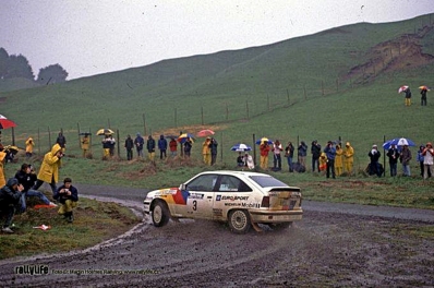 Sepp Haider - Ferdinand (Ferdi) Hinterleitner
18º Rothmans Rally de Nueva Zelanda 1988. Opel Kadett GSI. Clasificado 1º.

En este rally los ingenieros de Opel, analizando los datos, se dieron cuenta de que Haider había hecho casi 100 kilómetros más del recorrido del rally. 
¿Motivo? El Kadett de dos ruedas motrices no llevaba control de tracción, lógicamente, y el rally se disputó en un terreno bastante embarrado. Esos 100 km extra fueron el resultado de las vueltas de más que dieron las ruedas delanteras patinando en busca del grip en puntos como el de la foto.

Del 9 al 12 de Julio, Auckland
Superficie: tierra.

El Rally tenia un total de 1,975.43 Km de los que 614.56 Km divididos en 40 tramos eran especiales, (una de ellas fue cancelada SS5 City Arena de 3,90 Km).

Se inscribieron 51 equipos, tomaron la salida 51, finalizaron 24.
@
Palabras clave: Opel;Kadett;GSI;Nueva_Zelanda;1988