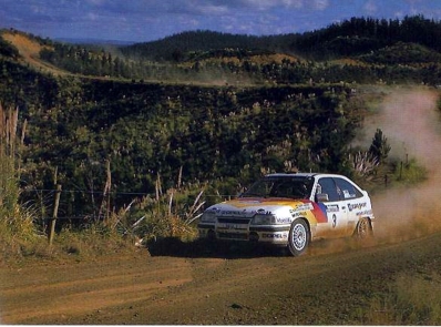 Sepp Haider - Ferdinand (Ferdi) Hinterleitner
18º Rothmans Rally de Nueva Zelanda 1988. Opel Kadett GSI (OPEL 1). Clasificado 1º.

En este rally los ingenieros de Opel, analizando los datos, se dieron cuenta de que Haider había hecho casi 100 kilómetros más del recorrido del rally. 
¿Motivo? El Kadett de dos ruedas motrices no llevaba control de tracción, lógicamente, y el rally se disputó en un terreno bastante embarrado. Esos 100 km extra fueron el resultado de las vueltas de más que dieron las ruedas delanteras patinando en busca del grip.

Del 9 al 12 de Julio, Auckland, Nueva Zelanda.
Superficie: tierra.

El Rally tenia un total de 1,975.43 Km de los que 614.56 Km divididos en 40 tramos eran especiales, (una de ellas fue cancelada SS5 City Arena de 3,90 Km).

Se inscribieron 51 equipos, tomaron la salida 51, finalizaron 24.
@
Palabras clave: Opel;Kadett;GSI;Nueva_Zelanda;1988