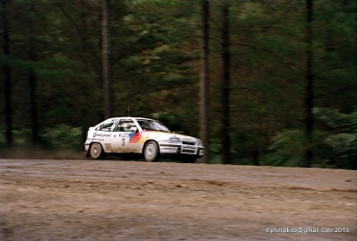 Sepp Haider - Ferdinand (Ferdi) Hinterleitner
18º Rothmans Rally de Nueva Zelanda 1988. Opel Kadett GSI (OPEL 1). Clasificado 1º.

En este rally los ingenieros de Opel, analizando los datos, se dieron cuenta de que Haider había hecho casi 100 kilómetros más del recorrido del rally. 
¿Motivo? El Kadett de dos ruedas motrices no llevaba control de tracción, lógicamente, y el rally se disputó en un terreno bastante embarrado. Esos 100 km extra fueron el resultado de las vueltas de más que dieron las ruedas delanteras patinando en busca del grip.

Del 9 al 12 de Julio, Auckland, Nueva Zelanda.
Superficie: tierra.

El Rally tenia un total de 1,975.43 Km de los que 614.56 Km divididos en 40 tramos eran especiales, (una de ellas fue cancelada SS5 City Arena de 3,90 Km).

Se inscribieron 51 equipos, tomaron la salida 51, finalizaron 24.
@
Palabras clave: Opel;Kadett;GSI;Nueva_Zelanda;1988