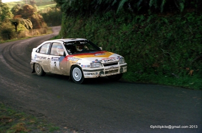 Sepp Haider - Ferdinand (Ferdi) Hinterleitner
18º Rothmans Rally de Nueva Zelanda 1988. Opel Kadett GSI (OPEL 1). Clasificado 1º.

En este rally los ingenieros de Opel, analizando los datos, se dieron cuenta de que Haider había hecho casi 100 kilómetros más del recorrido del rally. 
¿Motivo? El Kadett de dos ruedas motrices no llevaba control de tracción, lógicamente, y el rally se disputó en un terreno bastante embarrado. Esos 100 km extra fueron el resultado de las vueltas de más que dieron las ruedas delanteras patinando en busca del grip.

Del 9 al 12 de Julio, Auckland, Nueva Zelanda.
Superficie: tierra.

El Rally tenia un total de 1,975.43 Km de los que 614.56 Km divididos en 40 tramos eran especiales, (una de ellas fue cancelada SS5 City Arena de 3,90 Km).

Se inscribieron 51 equipos, tomaron la salida 51, finalizaron 24.
@
Palabras clave: Opel;Kadett;GSI;Nueva_Zelanda;1988