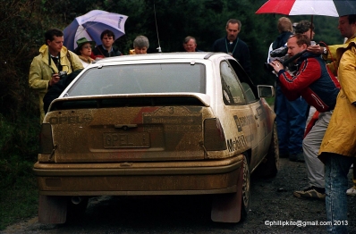 Sepp Haider - Ferdinand (Ferdi) Hinterleitner
18º Rothmans Rally de Nueva Zelanda 1988. Opel Kadett GSI (OPEL 1). Clasificado 1º.

En este rally los ingenieros de Opel, analizando los datos, se dieron cuenta de que Haider había hecho casi 100 kilómetros más del recorrido del rally. 
¿Motivo? El Kadett de dos ruedas motrices no llevaba control de tracción, lógicamente, y el rally se disputó en un terreno bastante embarrado. Esos 100 km extra fueron el resultado de las vueltas de más que dieron las ruedas delanteras patinando en busca del grip.

Del 9 al 12 de Julio, Auckland, Nueva Zelanda.
Superficie: tierra.

El Rally tenia un total de 1,975.43 Km de los que 614.56 Km divididos en 40 tramos eran especiales, (una de ellas fue cancelada SS5 City Arena de 3,90 Km).

Se inscribieron 51 equipos, tomaron la salida 51, finalizaron 24.
@
Palabras clave: Opel;Kadett;GSI;Nueva_Zelanda;1988