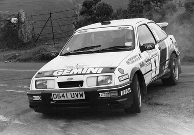 Jimmy McRae - Rob Arthur
26º Tudor Webasto Manx International Rally 1988. Ford Sierra RS Cosworth (D541 UVW). Clasificado 2º.

Del 14 al 16 de Septiembre, Douglas, Isla de Man.
Superficie: asfalto.

El Rally tenía un total de 393.50 Km cronometrados divididos en 40 tramos especiales (uno de ellos fue cancelado SS22 Orrisdale).

Tomaron la salida 106 equipos, finalizaron 61.@
Palabras clave: Jimmy_McRae;Ford;Sierra;Cosworth;Manx