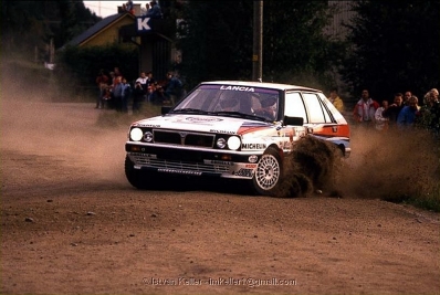 Mikael Ericsson - Claes Billstam
38º 1000 Lakes Rally 1988. Lancia Delta Integrale (TO 89092H). Clasificado 2º.

Del 26 al 28 de Agosto, Jyväskylä, Finlandia.
Superficie: tierra.

El Rally tenia un total de 1445.95 km de los que 496.32 km divididos en 39 tramos, eran especiales.

Se inscribieron 200 equipos, tomaron la salida 195, finalizaron 84.

© Istvan Keller
@
Palabras clave: ;Lancia;Delta;Integrale;Finlandia;1988;