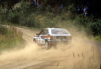 Mikael Ericsson - Claes Billstam
38º 1000 Lakes Rally 1988. Lancia Delta Integrale (TO 89092H). Clasificado 2º.

Del 26 al 28 de Agosto, Jyväskylä, Finlandia.
Superficie: tierra.

El Rally tenia un total de 1445.95 km de los que 496.32 km divididos en 39 tramos, eran especiales.

Se inscribieron 200 equipos, tomaron la salida 195, finalizaron 84.

© Istvan Keller
@
Palabras clave: ;Lancia;Delta;Integrale;Finlandia;1988;