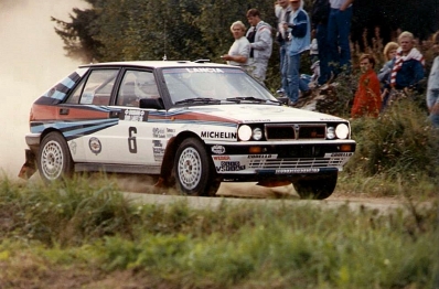 Mikael Ericsson - Claes Billstam
38º 1000 Lakes Rally 1988. Lancia Delta Integrale (TO 89092H). Clasificado 2º.

Del 26 al 28 de Agosto, Jyväskylä, Finlandia.
Superficie: tierra.

El Rally tenia un total de 1445.95 km de los que 496.32 km divididos en 39 tramos, eran especiales.

Se inscribieron 200 equipos, tomaron la salida 195, finalizaron 84.@
Palabras clave: ;Lancia;Delta;Integrale;Finlandia;1988;