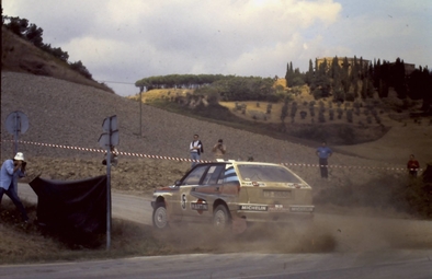 Markku Alen - Ilkka Kivimaki
30º Rallye Sanremo - Rallye d'Italia  1988. Lancia Delta Integrale (TO 89094H). Clasificado 4º.

Del 10 al 14 de Octubre, Sanremo, Liguria, Imperia, Italia.
Superficie: asfalto - tierra.

El Rally tenia un total de 2453.87 km de los que 564.96 Km divididos en 43 tramos eran especiales (4 de ellos fueron cancelados SS6 Superspeciale 2 de 2.18 Km, SS11 Tignai de 12.17 Km, SS13 Lanzo 2 de 6.38 Km y SS38 Angua 2 de 12.37 Km).

Se inscribieron 124 equipos, tomaron la salida 124, finalizaron 55.@
Palabras clave: Markku_Alen;Sanremo;Italia;Lancia;Delta;Integrale;1988
