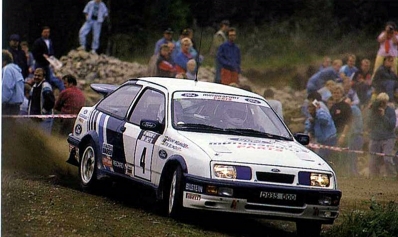 Stig Blomqvist - Benny Melander
38º 1000 Lakes Rally 1988. Ford Sierra RS Cosworth (D935 UOO). Clasificado 5º.

Del 26 al 28 de Agosto, Jyväskylä, Finlandia.
Superficie: tierra.

El Rally tenia un total de 1445.95 km de los que 496.32 km divididos en 39 tramos eran especiales.

Se inscribieron 200 equipos, tomaron la salida 195, finalizaron 84.@
Palabras clave: Stig_Blomqvist;Ford;Sierra;RS;Cosworth;Finlandia;1988