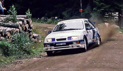 Stig Blomqvist - Benny Melander
38º 1000 Lakes Rally 1988. Ford Sierra RS Cosworth (D935 UOO). Clasificado 5º.

Del 26 al 28 de Agosto, Jyväskylä, Finlandia.
Superficie: tierra.

El Rally tenia un total de 1445.95 km de los que 496.32 km divididos en 39 tramos eran especiales.

Se inscribieron 200 equipos, tomaron la salida 195, finalizaron 84.

© Istvan Keller
@
Palabras clave: Stig_Blomqvist;Ford;Sierra;RS;Cosworth;Finlandia;1988