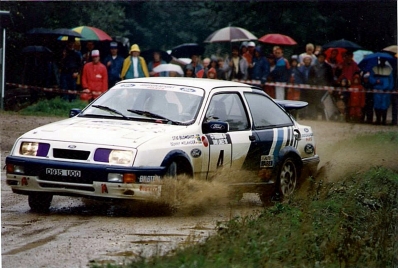 Stig Blomqvist - Benny Melander
38º 1000 Lakes Rally 1988. Ford Sierra RS Cosworth (D935 UOO). Clasificado 5º.

Del 26 al 28 de Agosto, Jyväskylä, Finlandia.
Superficie: tierra.

El Rally tenia un total de 1445.95 km de los que 496.32 km divididos en 39 tramos eran especiales.

Se inscribieron 200 equipos, tomaron la salida 195, finalizaron 84.@
Palabras clave: Stig_Blomqvist;Ford;Sierra;RS;Cosworth;Finlandia;1988