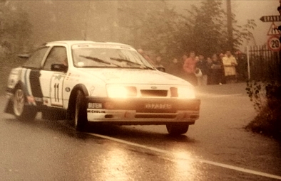 Carlos Sainz Cenamor - Luís Rodríguez Moya
30º Rallye Sanremo - Rallye d'Italia 1988. Ford Sierra RS Cosworth, (D373 TAR). Clasificado 5º.

Del 10 al 14 de Octubre, Sanremo, Liguria, Imperia, Italia.
Superficie: asfalto - tierra.

El Rally tenia un total de 2453.87 km de los que 564.96 Km divididos en 43 tramos eran especiales (4 de ellos fueron cancelados SS6 Superspeciale 2 de 2.18 Km, SS11 Tignai de 12.17 Km, SS13 Lanzo 2 de 6.38 Km y SS38 Angua 2 de 12.37 Km).

Se inscribieron 124 equipos, tomaron la salida 124, finalizaron 55.@
Palabras clave: ;Luis_Moya;Ford;Sierra;Cosworth;Sanremo;Italia;1988