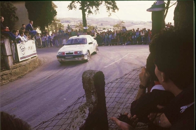 Carlos Sainz Cenamor - Luís Rodríguez Moya
30º Rallye Sanremo - Rallye d'Italia 1988. Ford Sierra RS Cosworth, (D373 TAR). Clasificado 5º.

Del 10 al 14 de Octubre, Sanremo, Liguria, Imperia, Italia.
Superficie: asfalto - tierra.

El Rally tenia un total de 2453.87 km de los que 564.96 Km divididos en 43 tramos eran especiales (4 de ellos fueron cancelados SS6 Superspeciale 2 de 2.18 Km, SS11 Tignai de 12.17 Km, SS13 Lanzo 2 de 6.38 Km y SS38 Angua 2 de 12.37 Km).

Se inscribieron 124 equipos, tomaron la salida 124, finalizaron 55.@
Palabras clave: ;Luis_Moya;Ford;Sierra;Cosworth;Sanremo;Italia;1988