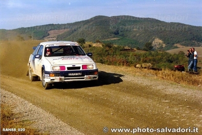 Carlos Sainz Cenamor - Luís Rodríguez Moya
30º Rallye Sanremo - Rallye d'Italia 1988. Ford Sierra RS Cosworth, (D373 TAR). Clasificado 5º.

Del 10 al 14 de Octubre, Sanremo, Liguria, Imperia, Italia.
Superficie: asfalto - tierra.

El Rally tenia un total de 2453.87 km de los que 564.96 Km divididos en 43 tramos eran especiales (4 de ellos fueron cancelados SS6 Superspeciale 2 de 2.18 Km, SS11 Tignai de 12.17 Km, SS13 Lanzo 2 de 6.38 Km y SS38 Angua 2 de 12.37 Km).

Se inscribieron 124 equipos, tomaron la salida 124, finalizaron 55.@
Palabras clave: ;Luis_Moya;Ford;Sierra;Cosworth;Sanremo;Italia;1988