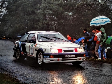 Carlos Sainz Cenamor - Luis Moya
30º Rallye Sanremo - Rallye d'Italia 1988. Ford Sierra RS Cosworth, (D373 TAR). Clasificado 5º.

Del 10 al 14 de Octubre, Sanremo, Liguria, Imperia, Italia.
Superficie: asfalto - tierra.

El Rally tenia un total de 2453.87 km de los que 564.96 Km divididos en 43 tramos eran especiales (4 de ellos fueron cancelados SS6 Superspeciale 2 de 2.18 Km, SS11 Tignai de 12.17 Km, SS13 Lanzo 2 de 6.38 Km y SS38 Angua 2 de 12.37 Km).

Se inscribieron 124 equipos, tomaron la salida 124, finalizaron 55.@
Palabras clave: ;Luis_Moya;Ford;Sierra;Cosworth;Sanremo;Italia;1988