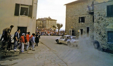 Carlos Sainz Cenamor - Luis Moya
30º Rallye Sanremo - Rallye d'Italia 1988. Ford Sierra RS Cosworth, (D373 TAR). Clasificado 5º.

Del 10 al 14 de Octubre, Sanremo, Liguria, Imperia, Italia.
Superficie: asfalto - tierra.

El Rally tenia un total de 2453.87 km de los que 564.96 Km divididos en 43 tramos eran especiales (4 de ellos fueron cancelados SS6 Superspeciale 2 de 2.18 Km, SS11 Tignai de 12.17 Km, SS13 Lanzo 2 de 6.38 Km y SS38 Angua 2 de 12.37 Km).

Se inscribieron 124 equipos, tomaron la salida 124, finalizaron 55.@
Palabras clave: ;Luis_Moya;Ford;Sierra;Cosworth;Sanremo;Italia;1988