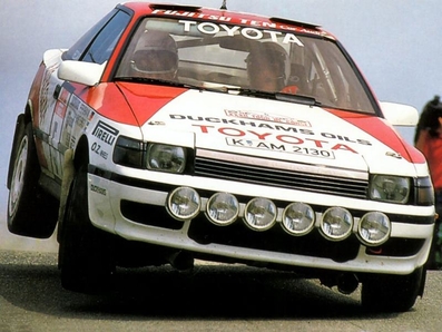 Kenneth Eriksson - Peter Diekmann
32º Tour de Corse - Rallye de France 1988. Toyota Celica GT-4 -ST165- (K-AM 2130). Clasificado 6º.

Debut Oficial en el Campeonato del Mundo de Rallyes del Toyota Celica GT-4 (ST165).

Del 3 al 6 de Mayo, Ajaccio, Córcega, Francia.
Superficie: asfalto.

El Rally tenia un total de 1333.00 km de los que 622.84 km divididos en 30 tramos eran especiales.

Se inscribieron 93 equipos, tomaron la salida 93, finalizaron 42.@
Palabras clave: ;Toyota;Celica;Corcega;1988;Corse