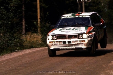 Alex Fiorio - Luigi Pirollo
38º 1000 Lakes Rally 1988. Lancia Delta Integrale (TO 66645H). Clasificado 7º.

Del 26 al 28 de Agosto, Jyväskylä, Finlandia.
Superficie: tierra.

El Rally tenia un total de 1445.95 km de los que 496.32 km divididos en 39 tramos, eran especiales.

Se inscribieron 200 equipos, tomaron la salida 195, finalizaron 84.

© Istvan Keller
@
Palabras clave: ;Lancia;Delta;Integrale;Finlandia;1988;
