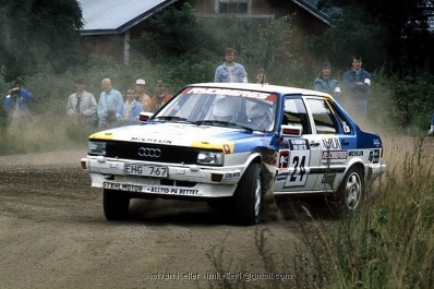Tomas Jansson - Ingemar Algerstedt
38º 1000 Lakes Rally 1988. Audi 80 Quattro (EHG 767). Clasificado 9º.

Del 26 al 28 de Agosto, Jyväskylä, Finlandia.
Superficie: tierra.

El Rally tenia un total de 1445.95 km de los que 496.32 km divididos en 39 tramos, eran especiales.

Se inscribieron 200 equipos, tomaron la salida 195, finalizaron 84.

COPYRIGHT Istvan Keller
@
Palabras clave: Audi;Quattro;Finlandia;1988