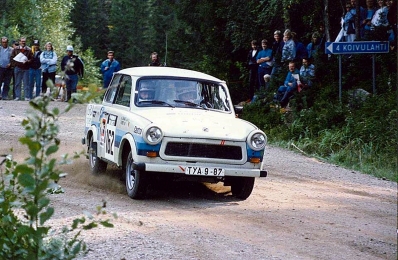 Frank Ficker - Rainer Leonhardt
38º 1000 Lakes Rally 1988. Trabant P800 RS (TYA 9-87). Clasificado 63º.

Del 26 al 28 de Agosto, Jyväskylä, Finlandia.
Superficie: tierra.

El Rally tenia un total de 1445.95 km de los que 496.32 km divididos en 39 tramos, eran especiales.

Se inscribieron 200 equipos, tomaron la salida 195, finalizaron 84.@
Palabras clave: Trabant;RS;Finlandia;1988