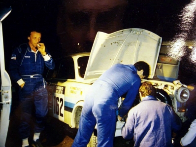 Asistencia del Equipo Trabant-Rallyeteam en el 38º 1000 Lakes Rally 1988
En el Trabant P800 RS (TYA 9-87) de Frank Ficker - Rainer Leonhardt, clasificado 63º.

Del 26 al 28 de Agosto, Jyväskylä, Finlandia.
Superficie: tierra.

El Rally tenia un total de 1445.95 km de los que 496.32 km divididos en 39 tramos, eran especiales.

Se inscribieron 200 equipos, tomaron la salida 195, finalizaron 84.@
Palabras clave: Trabant;RS;Finlandia;1988;Asistencias