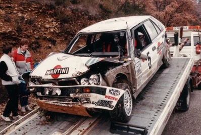 Yves Loubet - Jean-Bernard Vieu
56º Rallye Automobile de Monte-Carlo 1988. Lancia Delta HF 4WD TO-74250G). Abandonó por salida de pista en SS14 Puimichel de 12.00 km.

Foto: estado en que quedó el Lancia una vez cargado ya en la grúa.
Foto 10 de 11.

Del 16 al 21 de Enero, Monte-Carlo.
Superficie: asfalto - nieve.

El Rally tenia un total de 3052.9 km de los que 621.00 km divididos en 26 tramos, eran especiales.

Se inscribieron 181 equipos, tomaron la salida 169, finalizaron 109.
@
Palabras clave: Yves_Loubet;Delta;Lancia;Montecarlo;1988;crash