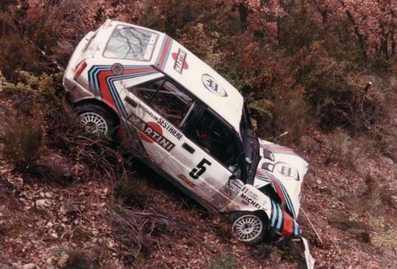 Yves Loubet - Jean-Bernard Vieu
56º Rallye Automobile de Monte-Carlo 1988. Lancia Delta HF 4WD TO-74250G). Abandonó por salida de pista en SS14 Puimichel de 12.00 km.

Foto: la grúa sacando el Lancia del barranco por donde se salió.
Foto 8 de 11.

Del 16 al 21 de Enero, Monte-Carlo.
Superficie: asfalto - nieve.

El Rally tenia un total de 3052.9 km de los que 621.00 km divididos en 26 tramos, eran especiales.

Se inscribieron 181 equipos, tomaron la salida 169, finalizaron 109.
@
Palabras clave: Yves_Loubet;Delta;Lancia;Montecarlo;1988;crash