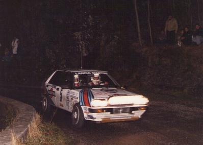 Yves Loubet - Jean-Bernard Vieu
56º Rallye Automobile de Monte-Carlo 1988. Lancia Delta HF 4WD TO-74250G). Abandonó por salida de pista en SS14 Puimichel de 12.00 km.

Del 16 al 21 de Enero, Monte-Carlo.
Superficie: asfalto - nieve.

El Rally tenia un total de 3052.9 km de los que 621.00 km divididos en 26 tramos, eran especiales.

Se inscribieron 181 equipos, tomaron la salida 169, finalizaron 109.@
Palabras clave: Yves_Loubet;Delta;Lancia;Montecarlo;1988