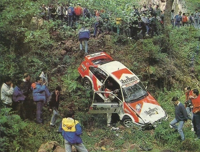 Carlos Sainz Cenamor - Luís Rodríguez Moya
12º Rally Villa de Llanes 1988. Ford Sierra RS Cosworth (V-7853-BX).
Abandonó por el accidente de la imagen en SS1 Cardoso de 6.30 km, pocos metros después de la salida.

Del 3 al 5 de Junio, Llanes, Asturias, España.
Superficie: asfalto.

El Rally tenía un total de 248.30 km cronometrados divididos en 20 tramos especiales.

Tomaron la salida 58 equipos, finalizaron 37.@
Palabras clave: ;Ford;Sierra;Cosworth;Villa_Llanes;1988