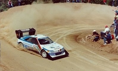 Subida Pikes Peak 1988

El Peugeot 405 T16 GR conducido por Ari Vatanen logró batir el tiempo establecido por Walter Röhrl en 1987 con su Audi Sport Quattro S1 E2 (10:47,85) por escasas décimas, consiguiendo un récord de 10:47,22.

Contaba con tracción integral y su motor 2.0 Turbo ofrecí­a una excelente relación potencia/peso de unos 590 CV por tonelada.

Se construyeron dos unidades para este Pikes Peak y como mí­nimo 2 mas para el Parí­s Dakar, con las que el finlandés logró adjudicarse sendas victorias.

Culminaba así­ su leyenda como piloto.
@
Palabras clave: Ari_Vatanen;Peugeot;T16;GR;Pikes_Peak;Grupo_B;1988