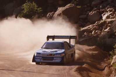 Subida Pikes Peak 1988

El Peugeot 405 T16 GR conducido por Ari Vatanen logró batir el tiempo establecido por Walter Röhrl en 1987 con su Audi Sport Quattro S1 E2 (10:47,85) por escasas décimas, consiguiendo un récord de 10:47,22.

Contaba con tracción integral y su motor 2.0 Turbo ofrecí­a una excelente relación potencia/peso de unos 590 CV por tonelada.

Se construyeron dos unidades para este Pikes Peak y como mí­nimo 2 mas para el Parí­s Dakar, con las que el finlandés logró adjudicarse sendas victorias.

Culminaba así­ su leyenda como piloto.
@
Palabras clave: ;Peugeot;T16;GR;Pikes_Peak;Grupo_B;1988