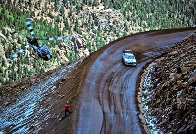 Subida a Pikes Peak 1988

ENTRENOS

El Peugeot 405 T16 GR conducido por Ari Vatanen logró batir el tiempo establecido por Walter Röhrl en 1987 con su Audi Sport Quattro S1 E2 (10:47,85) por escasas décimas, consiguiendo un récord de 10:47,22.

Contaba con tracción integral y su motor 2.0 Turbo ofrecí­a una excelente relación potencia/peso de unos 590 CV por tonelada.

Se construyeron dos unidades para este Pikes Peak y como mí­nimo 2 mas para el Parí­s Dakar, con las que el finlandés logró adjudicarse sendas victorias.

Culminaba así­ su leyenda como piloto.
Palabras clave: ;Pikes_Peak;peugeot;T16;grupo_B;1988