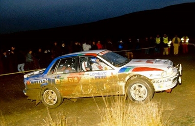 Pentti Airikkala - Ronan McNamee
38º Lombard RAC Rally 1989. Mitsubishi Galant VR-4 (E70 MMM). Clasificado 1º.

Del 19 al 23 de Noviembre, Nottingham, Inglaterra.
Superficie: tierra.

El Rally tenia un total de 3,081.99 Km de los que 603.57 Km divididos en 55 tramos eran especiales.

Se inscribieron 202 equipos, tomaron la salida 187, finalizaron 84.@
Palabras clave: ;Mitsubishi;Galant;Gran_Bretaña;1989;RAC_Rally