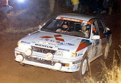 Pentti Airikkala - Ronan McNamee
38º Lombard RAC Rally 1989. Mitsubishi Galant VR-4 (E70 MMM). Clasificado 1º.

Del 19 al 23 de Noviembre, Nottingham, Inglaterra.
Superficie: tierra.

El Rally tenia un total de 3,081.99 Km de los que 603.57 Km divididos en 55 tramos eran especiales.

Se inscribieron 202 equipos, tomaron la salida 187, finalizaron 84.@
Palabras clave: ;Mitsubishi;Galant;Gran_Bretaña;1989;RAC_Rally