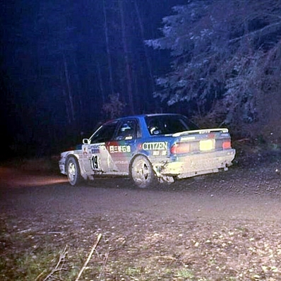 Pentti Airikkala - Ronan McNamee
38º Lombard RAC Rally 1989. Mitsubishi Galant VR-4 (E70 MMM). Clasificado 1º.

Del 19 al 23 de Noviembre, Nottingham, Inglaterra.
Superficie: tierra.

El Rally tenia un total de 3,081.99 Km de los que 603.57 Km divididos en 55 tramos eran especiales.

Se inscribieron 202 equipos, tomaron la salida 187, finalizaron 84.@
Palabras clave: ;Mitsubishi;Galant;Gran_Bretaña;1989;RAC_Rally