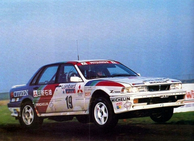 Pentti Airikkala - Ronan McNamee
38º Lombard RAC Rally 1989. Mitsubishi Galant VR-4 (E70 MMM). Clasificado 1º.

Del 19 al 23 de Noviembre, Nottingham, Inglaterra.
Superficie: tierra.

El Rally tenia un total de 3,081.99 Km de los que 603.57 Km divididos en 55 tramos eran especiales.

Se inscribieron 202 equipos, tomaron la salida 187, finalizaron 84.@
Palabras clave: ;Mitsubishi;Galant;Gran_Bretaña;1989;RAC_Rally
