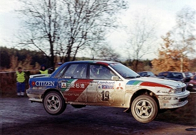 Pentti Airikkala - Ronan McNamee
38º Lombard RAC Rally 1989. Mitsubishi Galant VR-4 (E70 MMM). Clasificado 1º.

Del 19 al 23 de Noviembre, Nottingham, Inglaterra.
Superficie: tierra.

El Rally tenia un total de 3,081.99 Km de los que 603.57 Km divididos en 55 tramos eran especiales.

Se inscribieron 202 equipos, tomaron la salida 187, finalizaron 84.@
Palabras clave: ;Mitsubishi;Galant;Gran_Bretaña;1989;RAC_Rally;