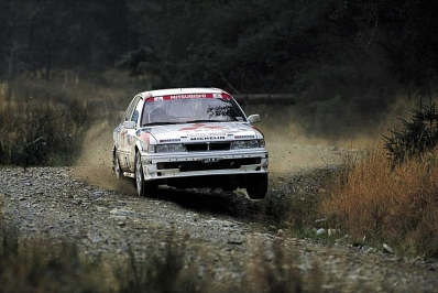 Pentti Airikkala - Ronan McNamee
38º Lombard RAC Rally 1989. Mitsubishi Galant VR-4 (E70 MMM). Clasificado 1º.

Del 19 al 23 de Noviembre, Nottingham, Inglaterra.
Superficie: tierra.

El Rally tenia un total de 3,081.99 Km de los que 603.57 Km divididos en 55 tramos eran especiales.

Se inscribieron 202 equipos, tomaron la salida 187, finalizaron 84.@
Palabras clave: ;Mitsubishi;Galant;Gran_Bretaña;1989;RAC_Rally