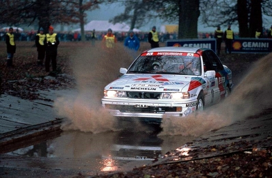 Pentti Airikkala - Ronan McNamee
38º Lombard RAC Rally 1989. Mitsubishi Galant VR-4 (E70 MMM). Clasificado 1º.

Del 19 al 23 de Noviembre, Nottingham, Inglaterra.
Superficie: tierra.

El Rally tenia un total de 3,081.99 Km de los que 603.57 Km divididos en 55 tramos eran especiales.

Se inscribieron 202 equipos, tomaron la salida 187, finalizaron 84.@
Palabras clave: ;Mitsubishi;Galant;Gran_Bretaña;1989;RAC_Rally