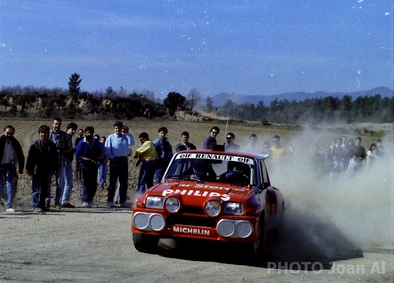 2º Rallye Camel - Lloret de Mar 1989
Campeonato de España de tierra 1989
Guillermo Barreras - Ramon Minguez
Renault 5 Maxiturbo 4x4. Clasificado 2º.

Existieron tres unidades con tracción total del Maxiturbo, basadas fundamentalmente en la primera que construyo Roussell en Francia. Esta unidad estaba auspiciada por la dirección de Renault, con ella Ragnotti triunfó en 1988 en las 24 horas de Chamonix, germen de lo que luego seria el trofeo Andros.
Con este Maxi 4x4, que monto Pouchelon de Bozian, luego Roussel lo usarà­a para correr en los rallycross de Francia.

La unidad de Guillermo Barreras, ex Carlos Sainz.

La unidad de Santiago Alvarez, ex Carlos Sainz (segunda unidad de Sainz).

La transformación se realizó en Canarias, con el asesoramiento de Roussel (preparador y piloto) y de Pouzelon de Renault Sport.

De alguna manera estas unidades estaban auspiciadas por Renault Sport, de cara según parece, al desarrollo de una unidad 4X4 para el futuro Gr.S.

© Joan Al
Info.: http://davidmeanasportmaxi5turbo.blogspot.com
@
Palabras clave: ;Renault;Maxiturbo;Lloret;1989;