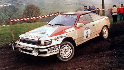 Carlos Sainz Cenamor - Luís Moya
38º Lombard RAC Rally 1989. Toyota Celica GT-4 -ST165- (K-AM 6132). Clasificado 2º.

Del 19 al 23 de Noviembre, Nottingham, Inglaterra.
Superficie: tierra.

El Rally tenia un total de 3,081.99 Km de los que 603.57 Km divididos en 55 tramos eran especiales.

Se inscribieron 202 equipos, tomaron la salida 187, finalizaron 84.@
Palabras clave: ;Luis_Moya;Toyota;Celica;ST165;RAC_Rally;Gran_Bretaña;1989;Inglaterra