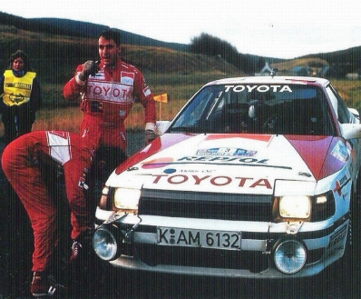 Carlos Sainz Cenamor - Luís Moya
38º Lombard RAC Rally 1989. Toyota Celica GT-4 -ST165- (K-AM 6132). Clasificado 2º.

Del 19 al 23 de Noviembre, Nottingham, Inglaterra.
Superficie: tierra.

El Rally tenia un total de 3,081.99 Km de los que 603.57 Km divididos en 55 tramos eran especiales.

Se inscribieron 202 equipos, tomaron la salida 187, finalizaron 84.@
Palabras clave: ;Luis_Moya;Toyota;Celica;ST165;RAC_Rally;Gran_Bretaña;1989;Personajes;Inglaterra