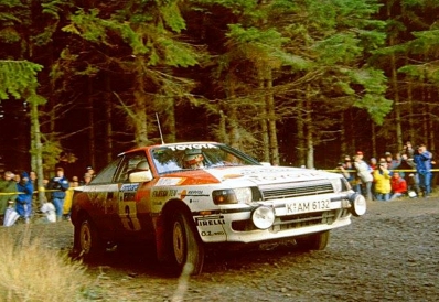 Carlos Sainz Cenamor - Luís Moya
38º Lombard RAC Rally 1989. Toyota Celica GT-4 -ST165- (K-AM 6132). Clasificado 2º.

Del 19 al 23 de Noviembre, Nottingham, Inglaterra.
Superficie: tierra.

El Rally tenia un total de 3,081.99 Km de los que 603.57 Km divididos en 55 tramos eran especiales.

Se inscribieron 202 equipos, tomaron la salida 187, finalizaron 84.@
Palabras clave: ;Luis_Moya;Toyota;Celica;ST165;RAC_Rally;Gran_Bretaña;1989;Inglaterra