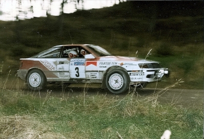 Carlos Sainz Cenamor - Luís Moya
38º Lombard RAC Rally 1989. Toyota Celica GT-4 -ST165- (K-AM 6132). Clasificado 2º.

Del 19 al 23 de Noviembre, Nottingham, Inglaterra.
Superficie: tierra.

El Rally tenia un total de 3,081.99 Km de los que 603.57 Km divididos en 55 tramos eran especiales.

Se inscribieron 202 equipos, tomaron la salida 187, finalizaron 84.@
Palabras clave: ;Luis_Moya;Toyota;Celica;ST165;RAC_Rally;Gran_Bretaña;1989;Inglaterra